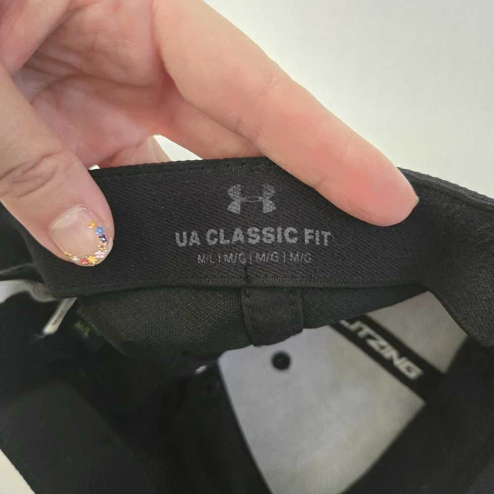 Under Armour classic fit blitzing stretch black hat size M/L